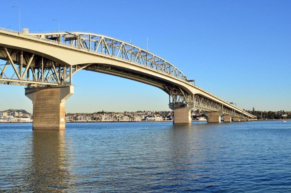 Vr Takapuna Όκλαντ Εξωτερικό φωτογραφία The Coronado Bridge