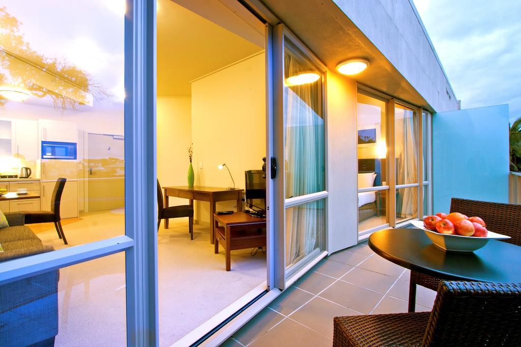 Vr Takapuna Όκλαντ Εξωτερικό φωτογραφία A sliding door